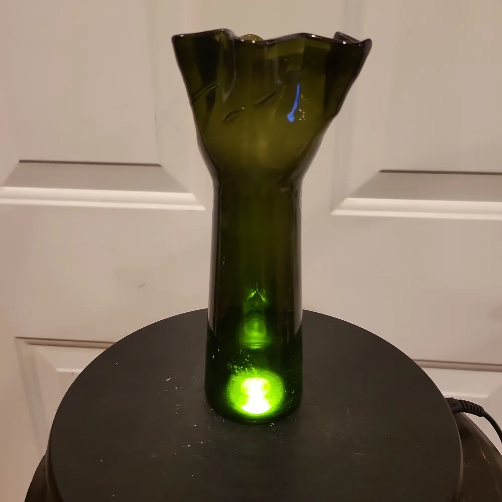 Vintage Green Glass Hand Blown Artisan Handkerchief Vase 8.25" - Picture 1 of 10